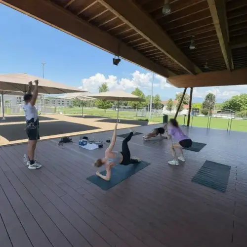 Coaching de groupe outdoor et renforcement musculaire au parc Charles Bosson à Annecy